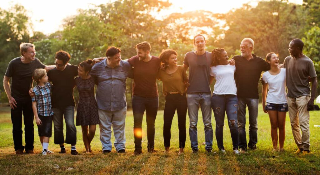 Bienestar familiar grupo unido en un atardecer