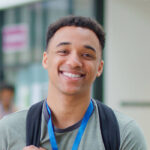 joven sonriendo a la cámara de manera fija