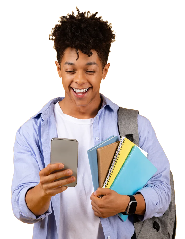Estudiante observando los cursos online a través del teléfono