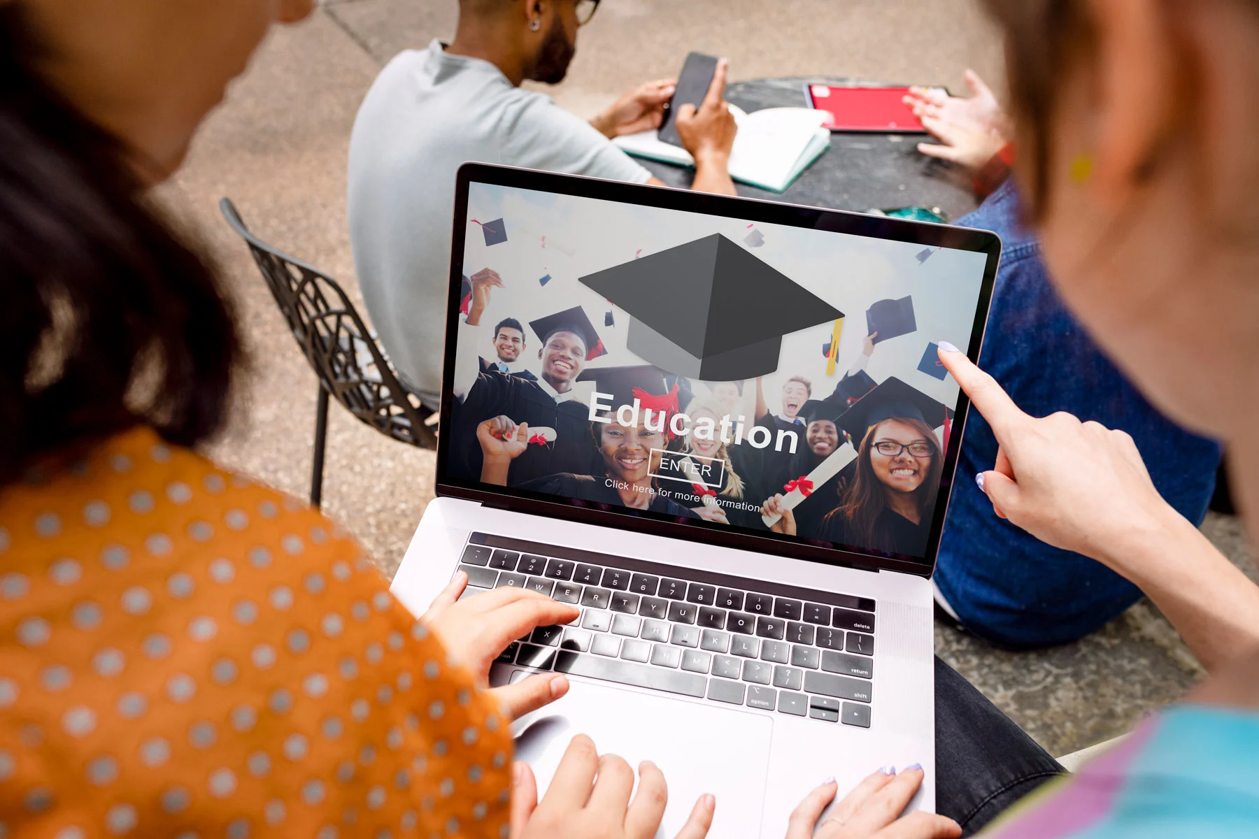 Estudiante profesional logrando metas de aprendizaje y crecimiento laboral en entorno digital con nuestro cursos de crianza respetuosa