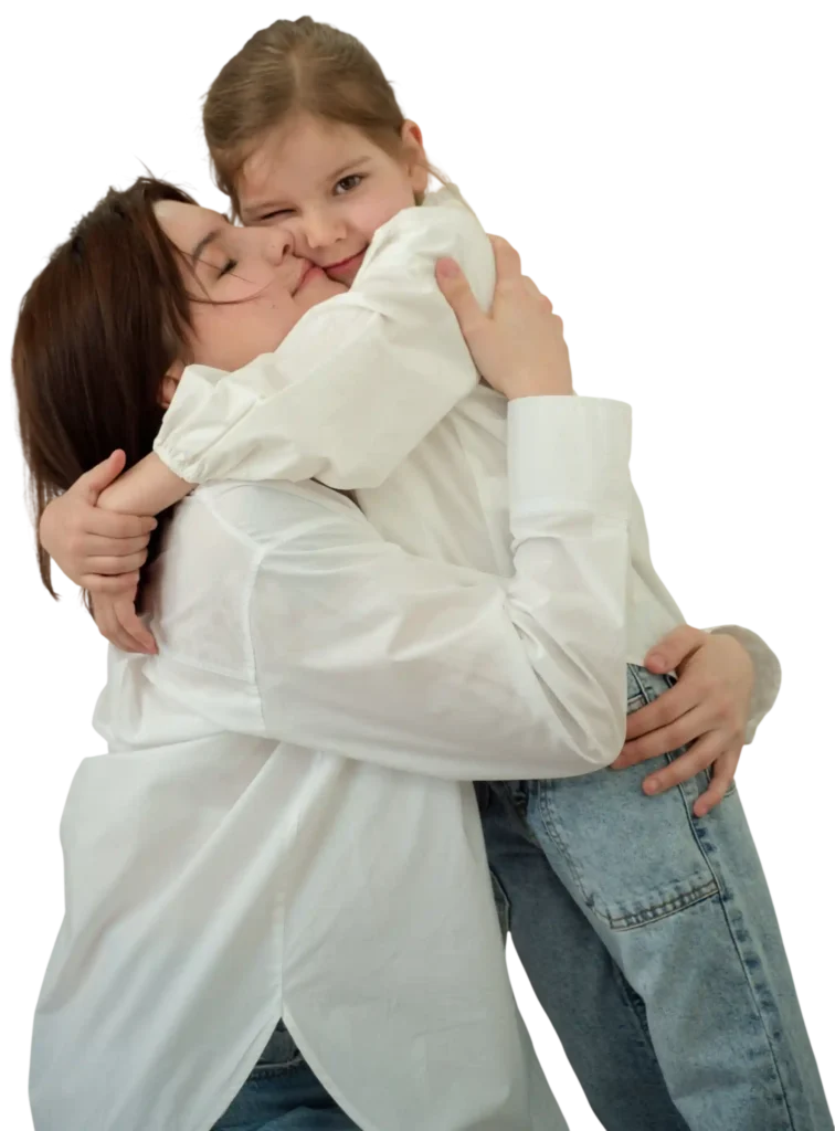 Madre abrazando a su hija sonriendo, imagen de los cursos de crianza respetuosa de Crece con Amor