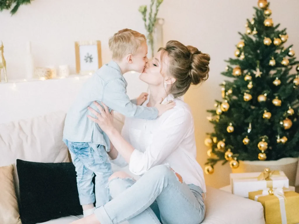 Madre y su hijo dándose un beso en el sofá, un momento de atención exclusiva